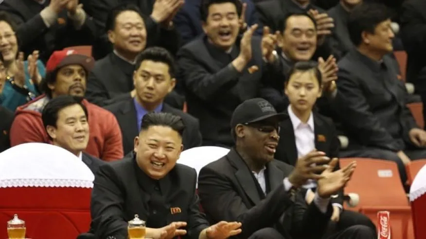 Lãnh đạo Triều Tiên Kim Jong-un (trái) và cựu vận động viên bóng rổ Dennis Rodman xem các cầu thủ Triều Tiên và Mỹ chơi bóng rổ ở Bình Nhưỡng (Triều Tiên) ngày 28-2-2013. Ảnh: AP