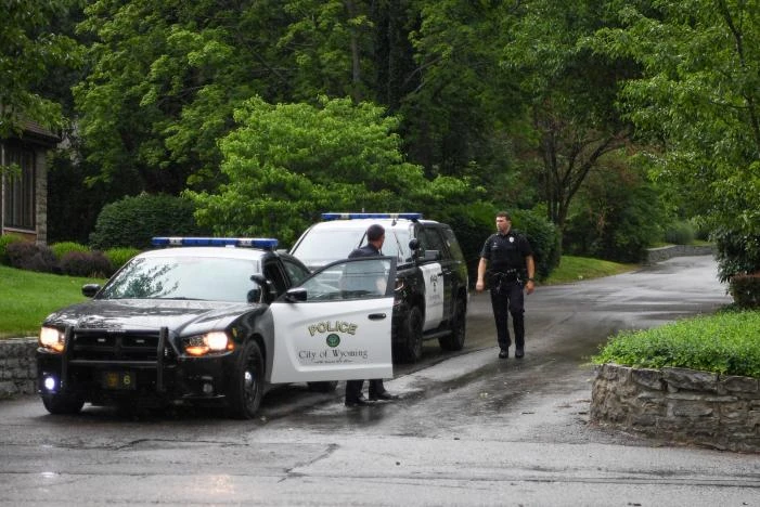 Cảnh sát phong tỏa khu vực gần nhà của Warmbier ở TP Cincinnati, bang Ohio (Mỹ) ngày 13-6. Ảnh: REUTERS