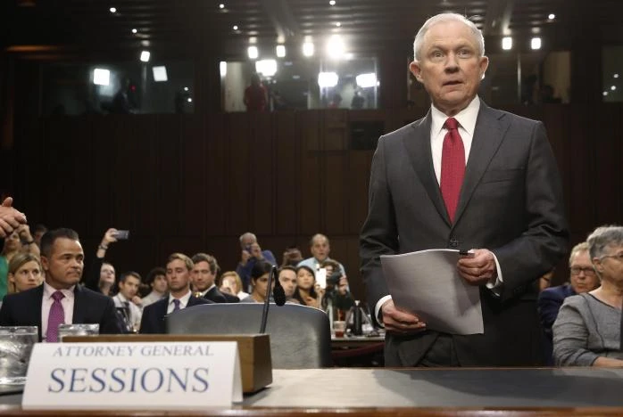 Ông Sessions là thành viên cấp cao đầu tiên chính phủ Trump ra điều trần vì vụ điều tra Nga. Ảnh: REUTERS