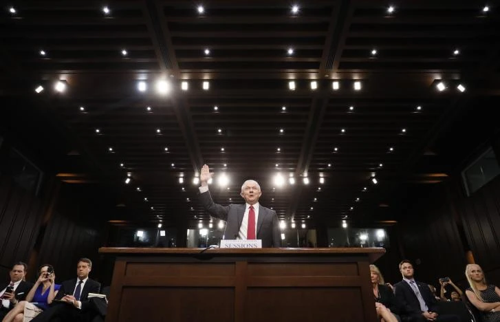 Ông Sessions tuyên thệ trước khi điều trần. Ảnh: REUTERS