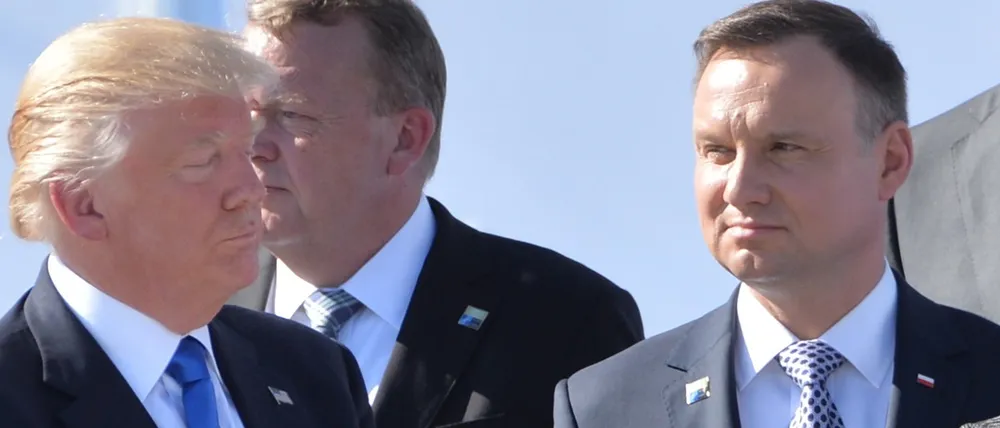 Tổng thống Mỹ Donald Trump (trái) và Tổng thống Ba Lan Andrzej Duda (phải) tại hội nghị NATO ở Bỉ tháng 5. Ảnh: PAP.PL