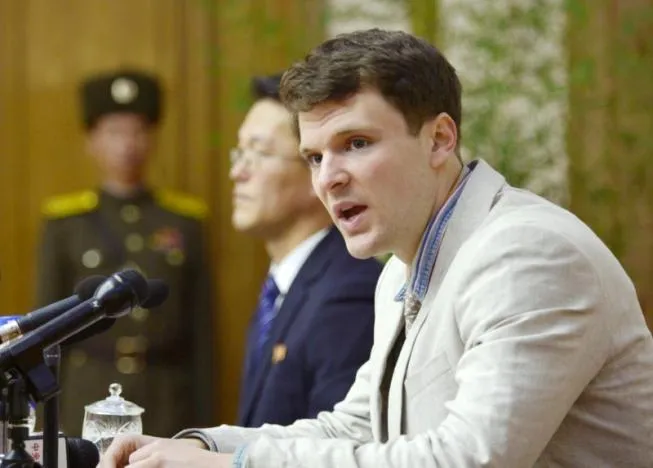Sinh viên Mỹ Otto Warmbier tại một cuộc họp báo ở Bình Nhưỡng (Triều Tiên) tháng 2-2016. Ảnh: REUTERS