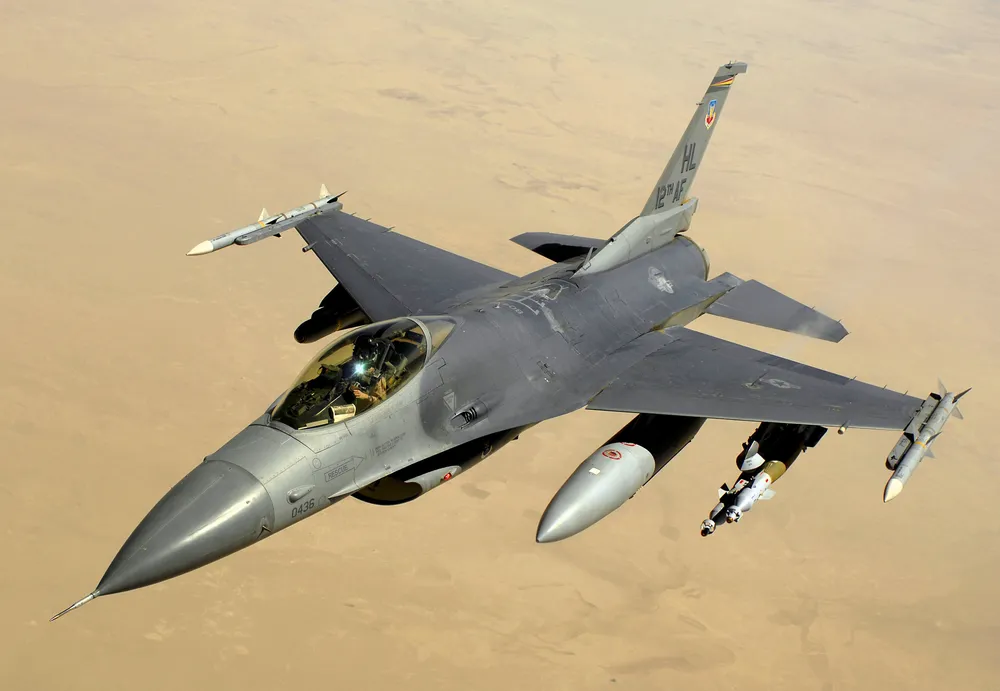 Một máy bay chiến đấu F-16 của NATO vừa đụng độ máy bay chở Bộ trưởng Quốc phòng Nga Shoigu. Ảnh: WIKIPEDIA