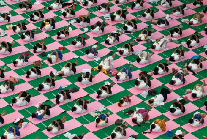 Dân Ấn Độ tập yoga tập thể ngoài trời nhân Ngày Yoga Quốc tế ở TP Chandigarh (Ấn Độ) ngày 21-6. Ảnh: REUTERS