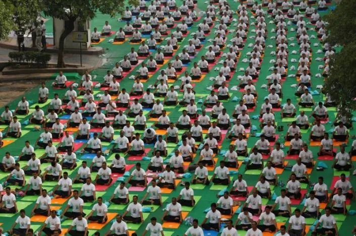 Dân Ấn Độ tập yoga tập thể ngoài trời nhân Ngày Yoga Quốc tế ở thủ đô New Delhi (Ấn Độ) ngày 21-6. Ảnh: REUTERS