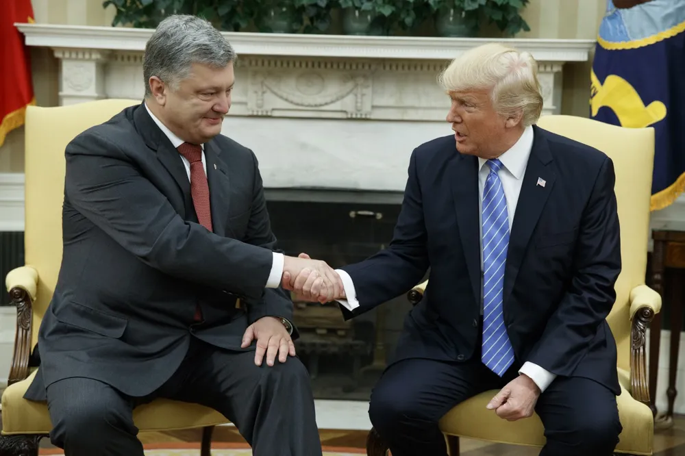 Tổng thống Mỹ Trump (phải) tiếp Tổng thống Ukraine Poroshenko tại Nhà Trắng ngày 20-6. Ảnh: AP