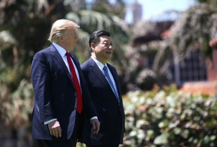 Tổng thống Mỹ Donald Trump (trái) và Chủ tịch Trung Quốc Tập Cận Bình đi dạo trong khuôn viên khu nghỉ mát Mar-a-Lago của ông Trump ở Florida (Mỹ) sau cuộc gặp ngày 7-4. Ảnh: REUTERS