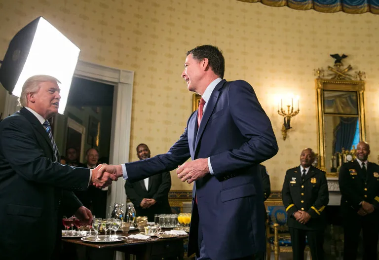 Ông Trump (trái) gặp ông Comey vài ngày sau nhậm chức. Ảnh: NEW YORK TIMES