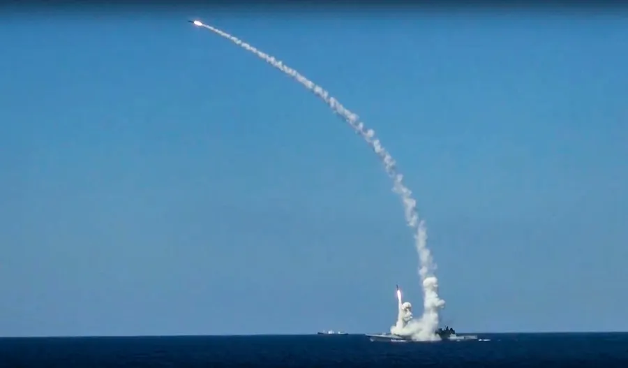 Tên lửa hành trình tầm xa Kalibr được phóng từ tàu hải quân Nga ở Địa Trung Hải vào các mục tiêu IS ở Syria ngày 23-6. Ảnh: AP