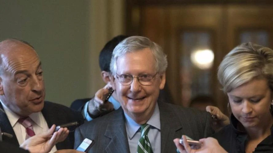 Lãnh đạo phe đa số Cộng hòa tại Thượng viện Mitch McConnell (giữa) sau khi giới thiệu dự luật thay thế Obamacare của Thượng viện. Ảnh: AP