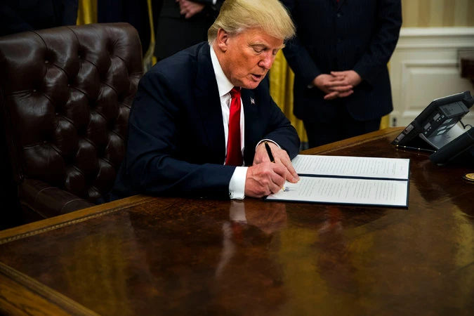 Tổng thống Trump ký sắc lệnh xúc tiến hủy bỏ Obamacare không lâu sau khi nhậm chức. Ảnh: NYT