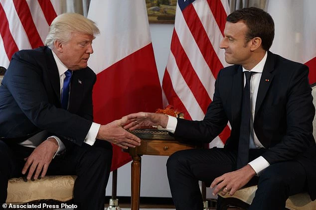 Tổng thống Trump (trái) và Tổng thống Pháp Macron gặp nhau tại đại sứ quán Mỹ ở Brussels (Bỉ) ngày 25-5. Ảnh: AP