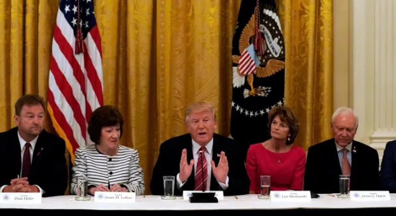 Tổng thống Trump (giữa) gặp các thượng nghị sĩ Cộng hòa tại Nhà Trắng ngày 27-6, sau khi Thượng viện hoãn bỏ phiếu thông qua dự luật thay thế Obamacare. Ảnh: REUTERS