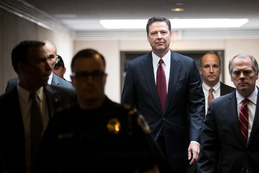 Cựu Giám đốc FBI James Comey (giữa). Ảnh: GETTY IMAGES