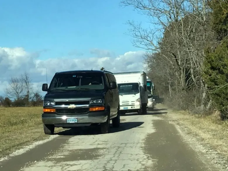 Một đoàn xe ngoại giao của Nga rời khỏi một khu phức hợp ngoại giao của Nga ở Centreviille, bang Maryland (Mỹ) bị Mỹ tịch thu, ngày 30-12-2016. Ảnh: REUTERS