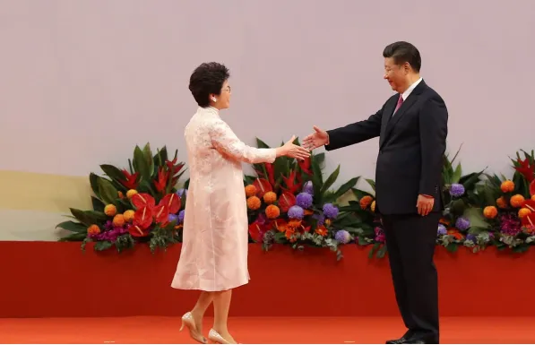 Bà Carrie Lam được Chủ tịch Tập chúc mừng sau lễ tuyên thệ nhậm chức. Ảnh: SCMP