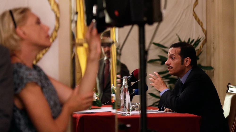 Ngoại trưởng Qatar Mohammed bin Abdulrahman Al Thani (phải) khẳng định không nước nào có quyền ra tối hậu thư chống lại Qatar, trong một sự kiện tại Ý ngày 1-7. Ảnh: AP