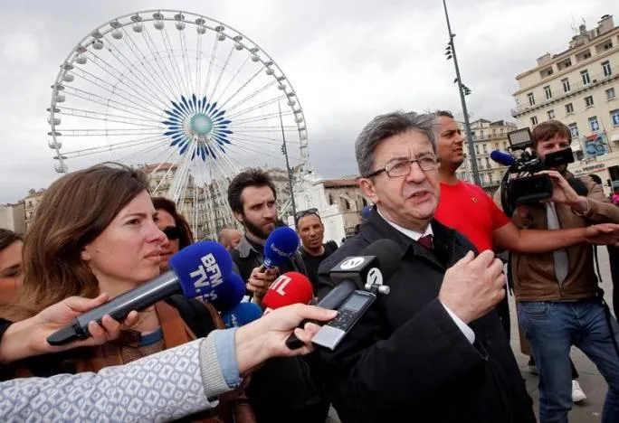 Ông Jean-Luc Melenchon, lãnh đạo đảng Nước Pháp Bất khuất (phải) trao đổi với báo chí tại TP Marseille (Pháp) ngày 11-5. Ảnh: REUTERS