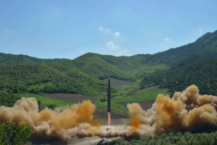 Tên lửa ICBM Hwasong-14 của Triều Tiên trong lần bắn thử. Ảnh: REUTERS