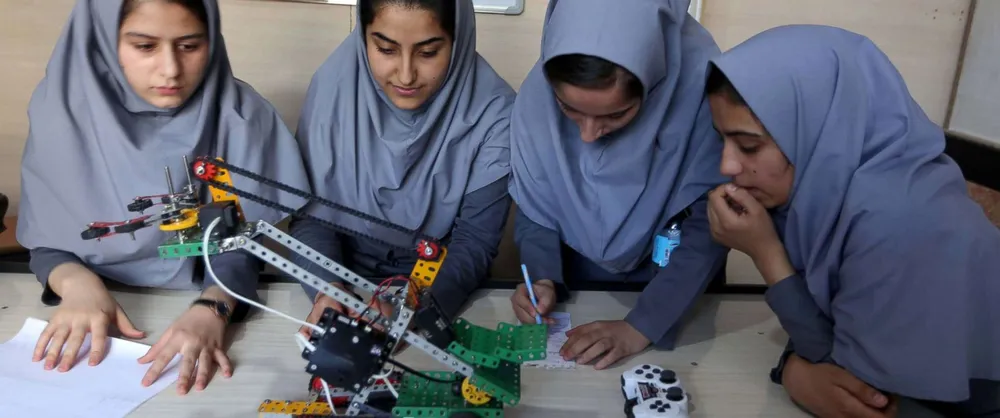 Các nữ sinh tại trung tâm huấn luyện điều khiển robot ở tỉnh Herat (Afghanistan) ngày 4-7. Ảnh: AP