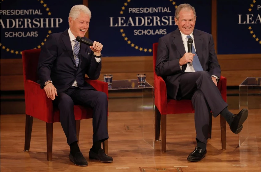 Hai ông Clinton và Bush đồng tình khiêm tốn và trách nhiệm là những tiêu chuẩn quan trọng nhất của một tổng thống. Ảnh: REUTERS