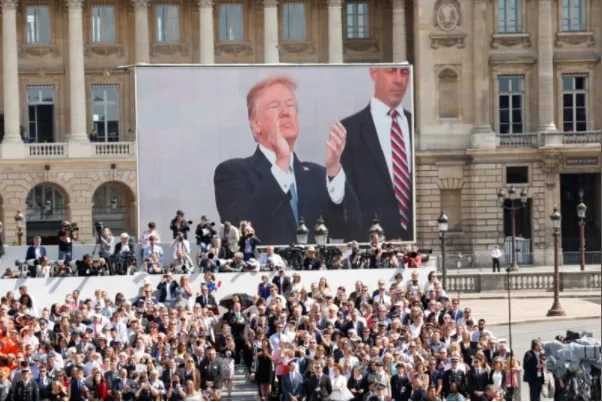 Hình ảnh Tổng thống Trump tại lễ diễu binh được chiếu trên màn hình. Ảnh: REUTERS