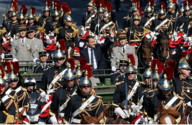 Tổng thống Pháp Macron đến lễ diễu binh. Ảnh: REUTERS