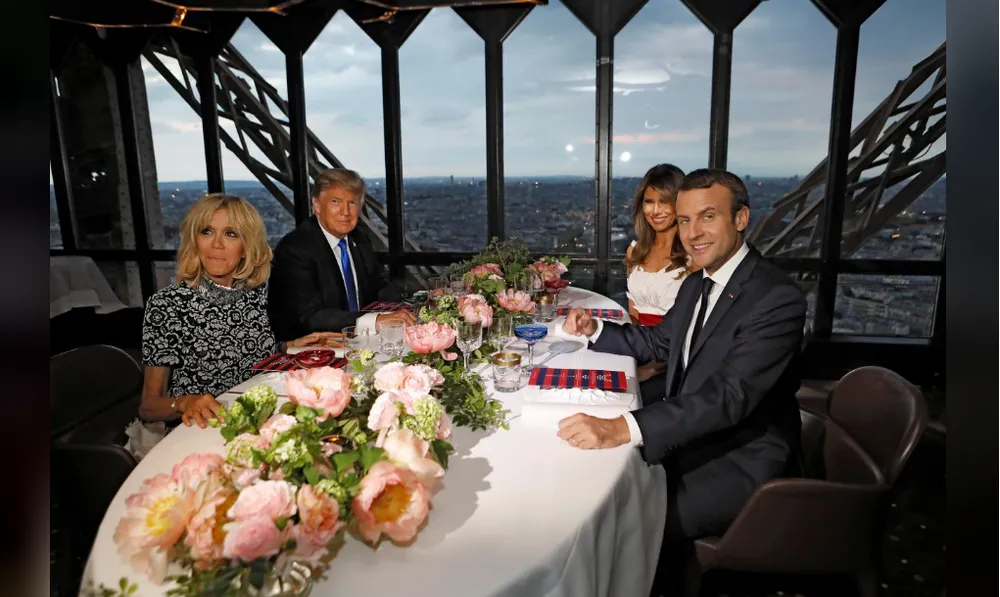 Vợ chồng Tổng thống Macron (hàng đầu) và vợ chồng Tổng thống Trump ăn tối tại tháp Eiffel ngày 13-7. Ảnh: REUTERS
