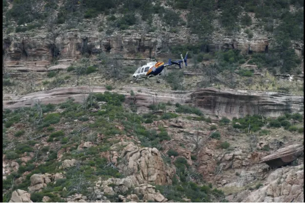 Trực thăng cứu hộ tìm kiếm nạn nhân. Ảnh: WASHINGTON POST