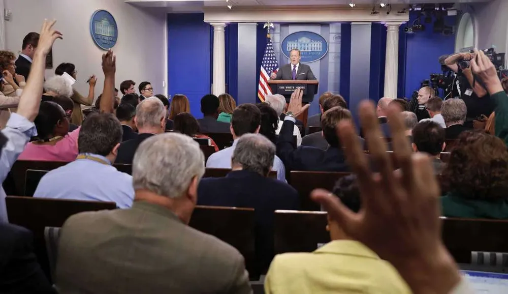 Ông Sean Spicer tại cuộc họp báo ngày 17-7. Ảnh: AP