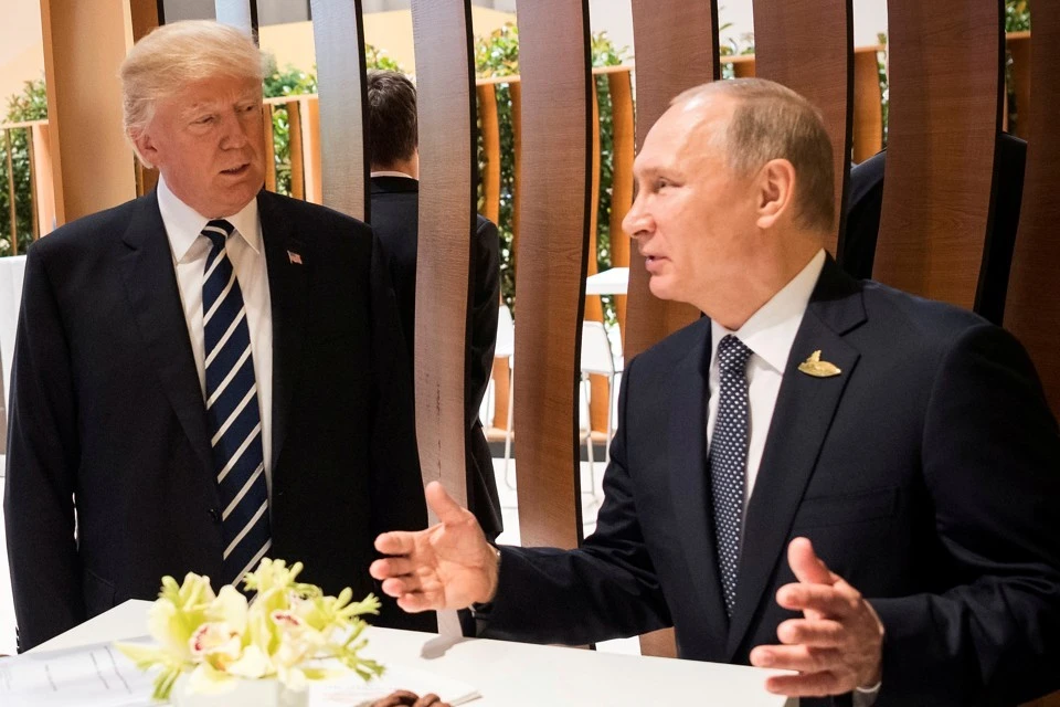 Ông Trump (trái) và ông Putin chào hỏi nhau tại hội nghị G20. Ảnh: REUTERS