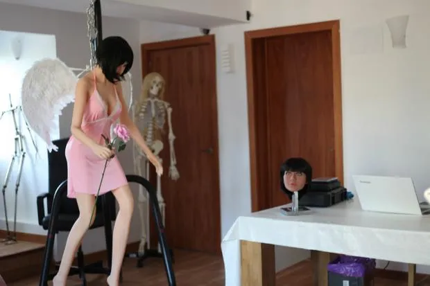 Robot tình dục bằng silicon với tóc giả và não nhân tại được trưng bày tại nhà ông Sergi Santos ở ngoại ô Barcelona (Tây Ban Nha) ngày 12-7. Ảnh: REUTERS