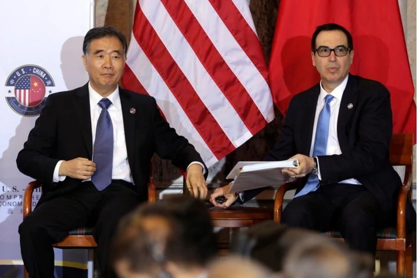 Bộ trưởng Tài chính Mỹ Steve Mnuchin (phải) và Phó Thủ tướng Trung Quốc Uông Dương tham dự Đối thoại Kinh tế Toàn diện Mỹ-Trung tại Mỹ ngày 19-7. Ảnh: REUTERS