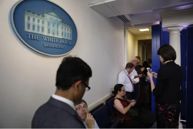 Các nhà báo tập trung ở Nhà Trắng chờ nghe ông Sean Spicer thông báo từ chức. Ảnh: REUTERS