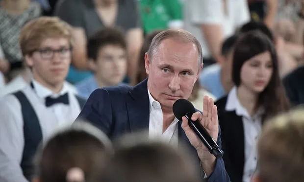 Ông Putin và học sinh tại TP Sochi (Nga) ngày 21-7. Ảnh: TASS