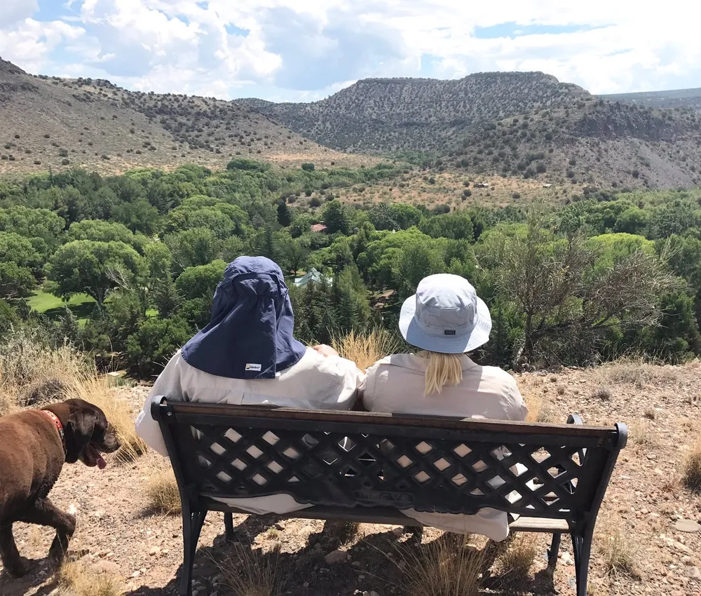 Nghị sĩ McCain leo núi cùng con sau phẫu thuật ung thư ảnh 1 Bức ảnh bà Meghan McCain và bố là nghị sĩ McCain trên đỉnh núi được bà chia sẻ trên TWITTER.