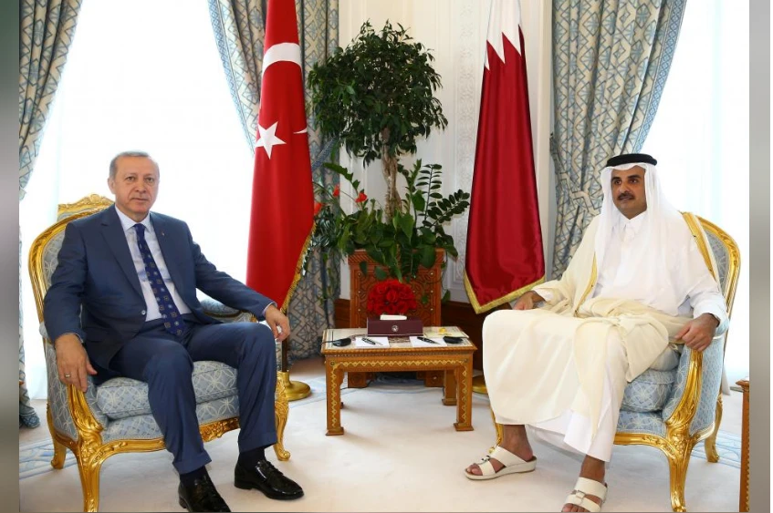 Tổng thống Thổ Nhĩ Kỳ Tayyip Erdogan (trái) và Quốc vương Qatar Tamim bin Hamad al-Thani gặp nhau tạo Qatar ngày 24-7. Ảnh: REUTERS