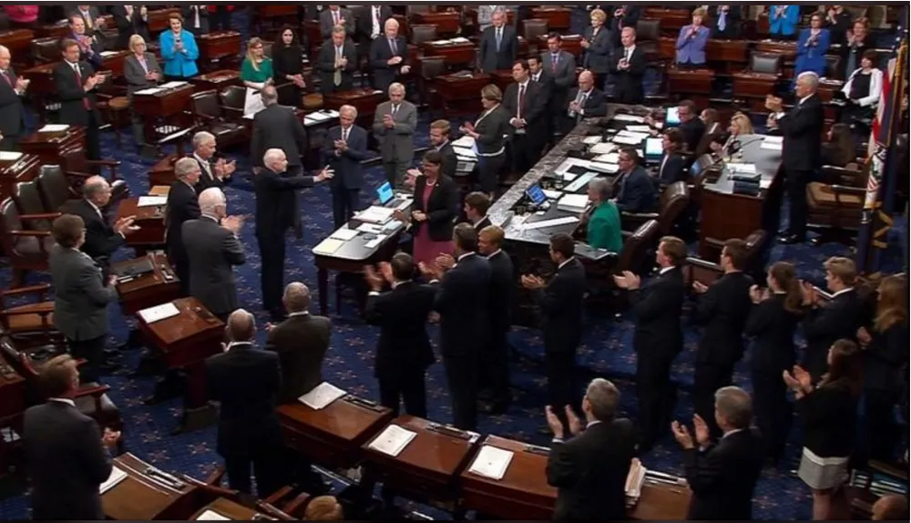 Nghị sĩ McCain (giữa) nhận được sự hoan nghênh và chúc mừng từ đồng nghiệp tại Thượng viện. Ảnh: REUTERS