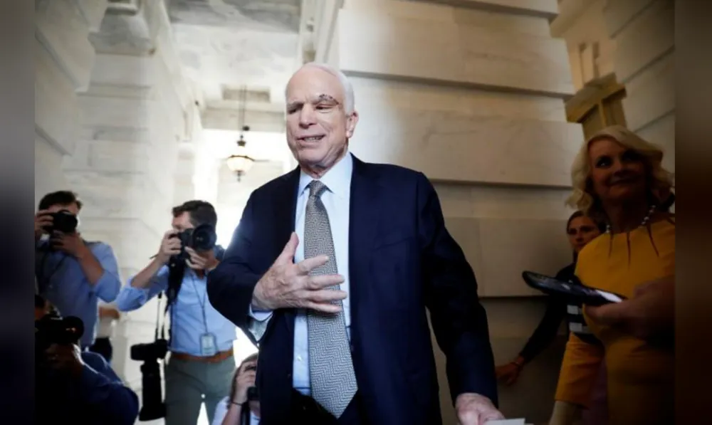 Nghị sĩ McCain trở lại Thượng viện ngày 25-7. Ảnh: REUTERS