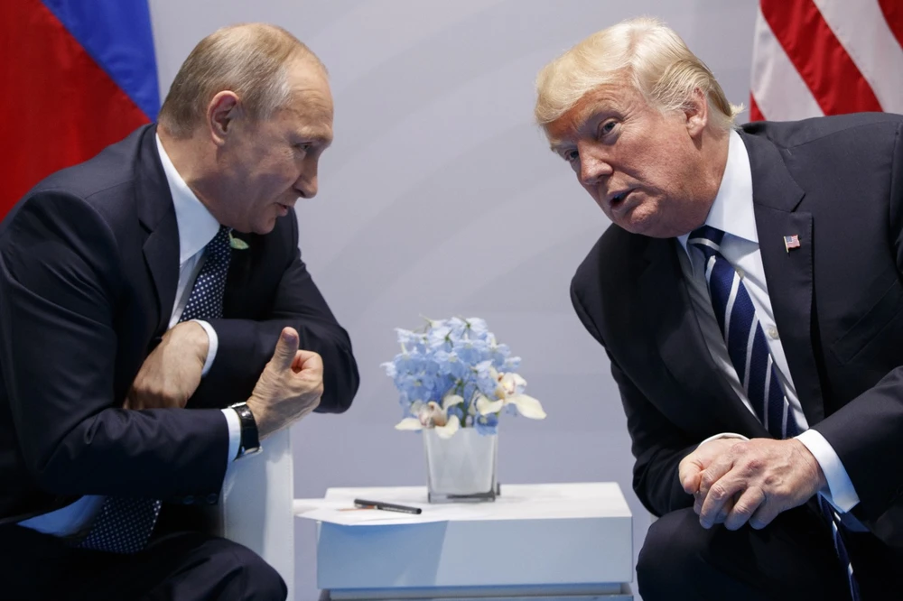 Hai Tổng thống Nga Putin (trái) và Mỹ Trump gặp nhau bên lề hội nghị G20 đầu tháng 7 tại Đức. Ảnh: AP