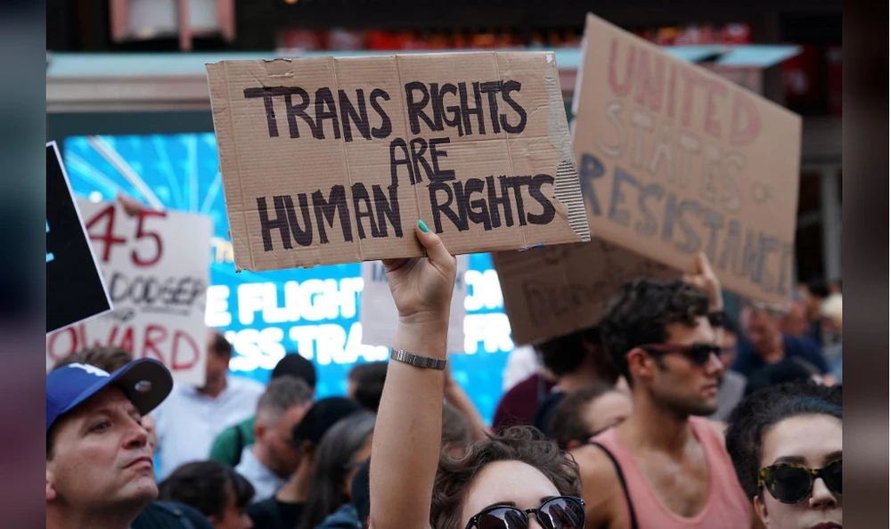 Biểu tình tại New York (Mỹ) phản đối quyết định của ông Trump ngày 26-7. Ảnh: REUTERS