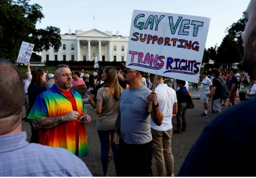 Biểu tình tại thủ đô Washington (Mỹ) phản đối quyết định của ông Trump ngày 26-7. Ảnh: REUTERS