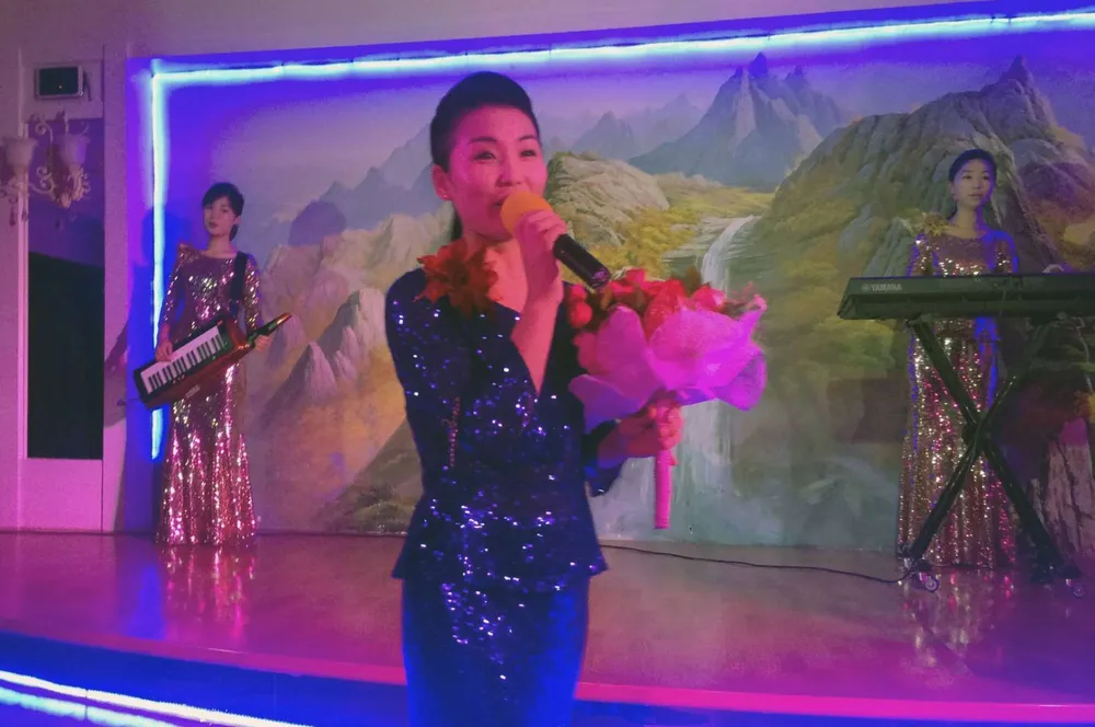 Nữ nhân viên Triều Tiên biểu diễn ca nhạc trong nhà hàng Pyongyang Okryu-Gwan tại Dudai (UAE). Ảnh: AP