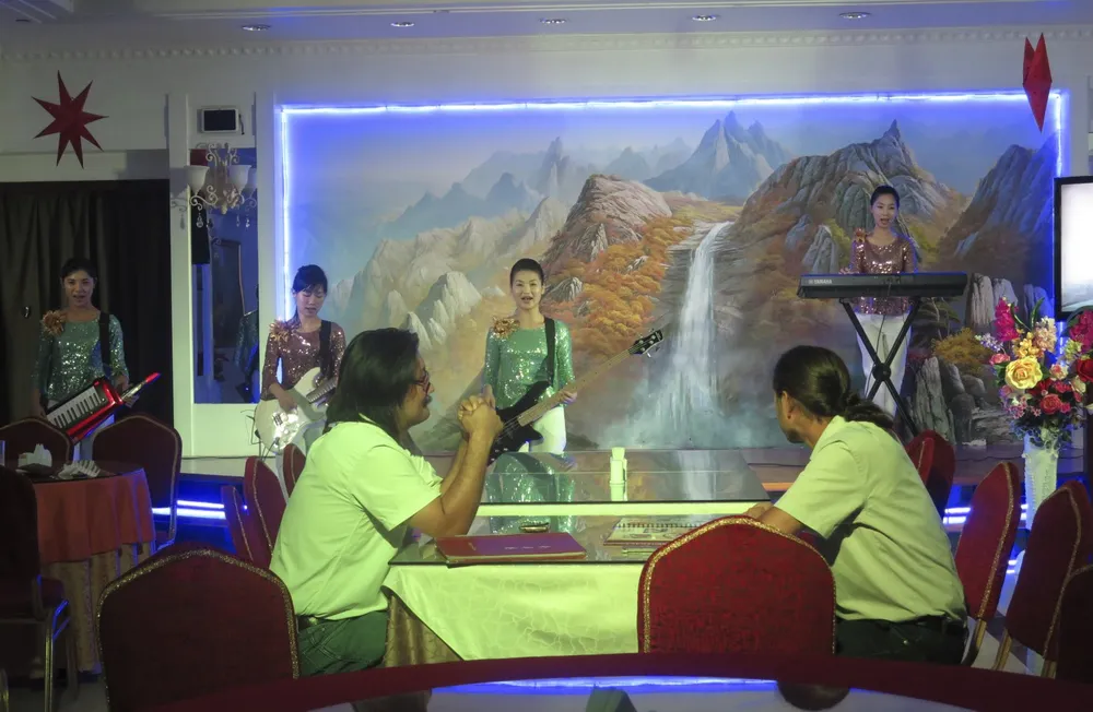 Nữ nhân viên biểu diễn ca nhạc tại nhà hàng Pyongyang Okryu-Gwan của Triều Tiên tại Dudai (UAE). Ảnh: AP