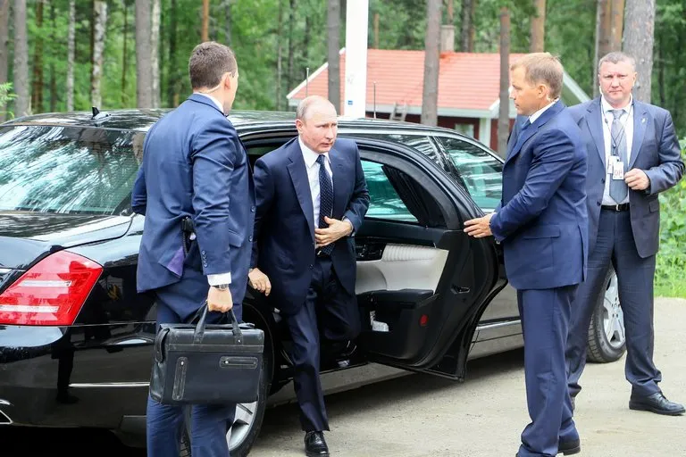 Tổng thống Nga Putin (giữa) thăm Phần Lan ngày 27-7. Ảnh: EPA