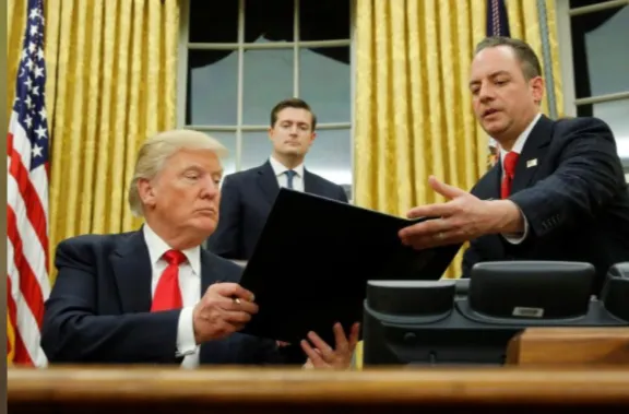 Hai ông Trump (trái) và ông Priebus (phải) trong ngày ông Trump nhậm chức tổng thống 20-1. Ảnh: REUTERS