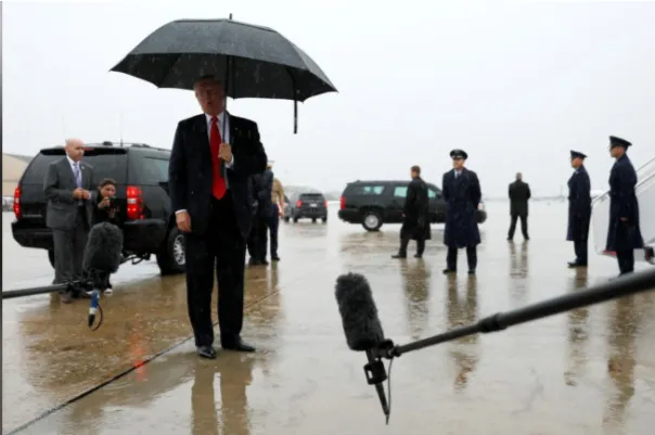 Tổng thống Trump thông báo báo chí về sự ra đi của ông Priebus khi vừa hạ cánh xuống căn cứ Andrews tại Maryland cùng Tổng thống Trump ngày 28-7. Ảnh: REUTERS