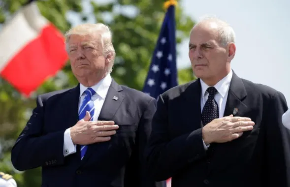 Tổng thống Trump và ông Kelly trong một buổi lễ tại Connecticut (Mỹ) ngày 17-5. Ảnh: REUTERS