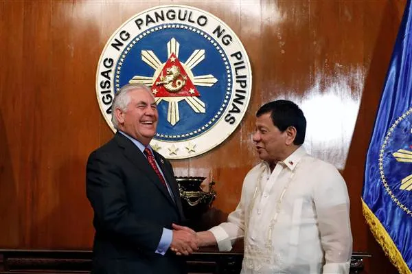 Tổng thống Philippines Rodrigo Duterte (trái) tiếp Ngoại trưởng Mỹ Rex Tillerson tại dinh tổng thống ở Manila (Philippines) ngày 7-8. Ảnh: REUTERS