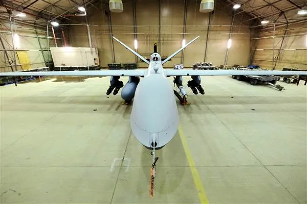 Máy bay không người lái MQ-9 Reaper của không quân Mỹ có tranh bị tên lửa Hellfire và một quả bom 230kg. Ảnh: REUTERS
